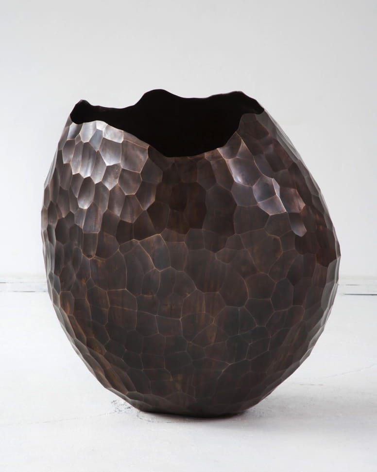 Vase en bronze à facettes fait par David Wiseman, nom de l'objet : Facet Vase
